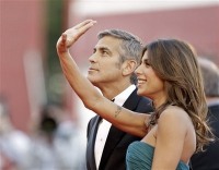 A Canalis se le vio feliz saludando a la multitud. Clooney un poco más reservado